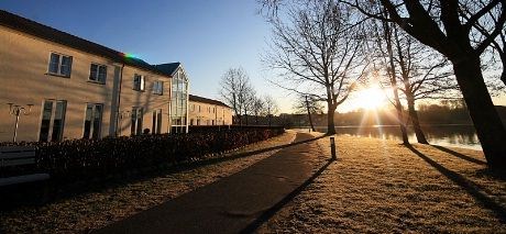 Best Western Golf Hotel og restauranten Golf Salonen  ligger i et parkområde like ved innsjøene rundt Viborg. Til byens berømt domkirke er det bare 500 meter eller så...