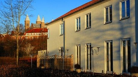 Hotellet ligger på Borgvolden - like ved hovedveien til Randers. Viborg Domkirke i bakgrunnen.