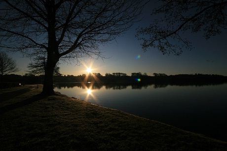 Soloppgang ved sjøen en søndags morgen i begynnelsen av 2012