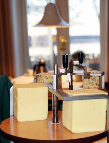 Dansk ostehøvel på morgenbordet.