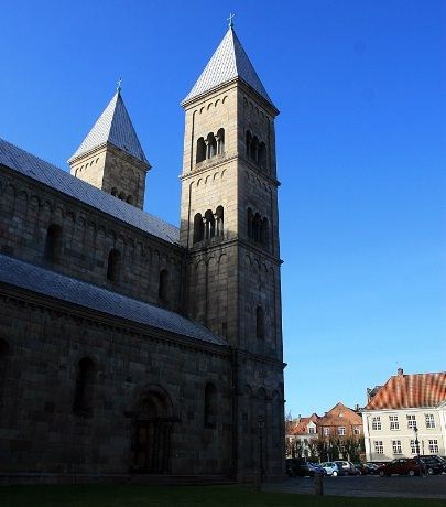 De 42 meter høye tårnene på domkirken  ruver over bebyggelsen i Viborg.