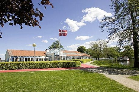 Gourmetrestauranten Golf Salonen ligger like ved hotellet og med utsikt over Søndersø
