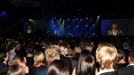 Fra festen . Etter talene var det tid for lokale og nasjonale artister  frem til de små timer....