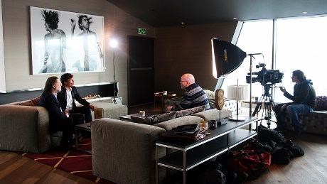 Choice-eier Petter A. Stordalen og Odd Reitan intervjues av TV 2 i Skybaren