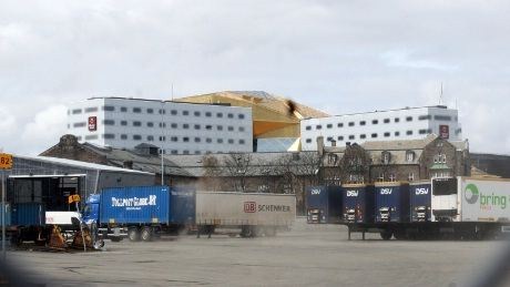 Hotellet er tegnet i en stjerneformasjon, med fire deler samt en kongresshall. Delene er bundet sammen med et stjerneformet gulltak.