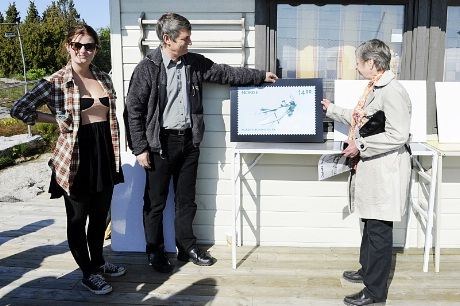 Familien Dons avduker frimerket med flyet Start. Fra venstre Julie Dons, Carl Dons og Hilde Dons Jensen. Julie er Hans Fleischers Dons sitt oldebarn, de to andre er barnebarn. Foto: Nils Midtbøen, Posten 