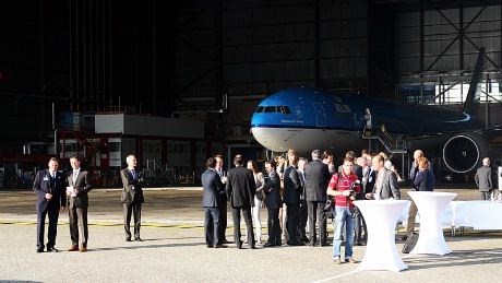 Innbudte gjester fra bransjen, media og sponsorer, samt KLM-ledelsen samlet seg i hangaren flere timer før avreise