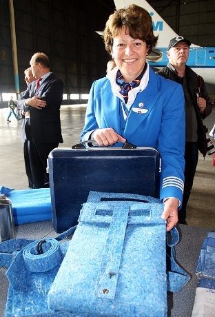 KLM satser på gjenbruk i stor skala - denne håndvesken er laget av tekstiler fra en tidligere flyvertinne uniform !