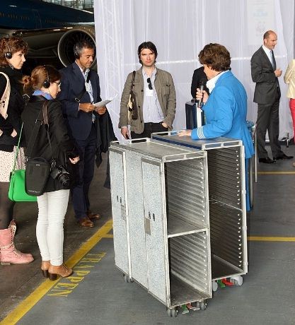 Nye og gamle serveringstraller presenteres . De nye er 10 kilo lettere enn de gamle - DVS at man sparer 400 kilo på en flyvning med en Boeing 777 til Rio.....