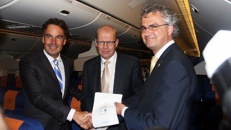 Camiel Eurlings fra KLM , statsekretær Joop Atsma og Johan van de Gronden som er WWF`s generalsekretær i Nederland