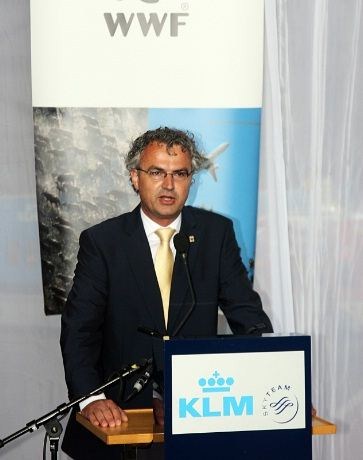Johan van de Gronden er generalsekretær i World Wilflife Found i Nederland. WWF har samarbeidet med KLM om gjenninning siden 2007.  Van Gronden sa blant annet i sin tale at "Luftfarten gjennomgår en miljørevolusjon og at KLM  er er førersetet".
