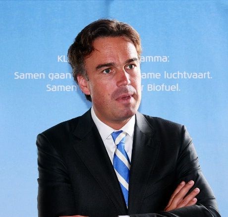 KLM-direktør Camiel Eurlings var tidligere transportminister i Nederland. Han har også vært medlem av EU-parlamentet. Eurlings kommer fra Valkenburg nær Eindhoven i den sydlige delen av Nederland