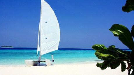 Kuredu Island Resort tilbyr de nygifte en lukseriøst hummer-rett samt seiltur med en privat yacht, hvor man kan svømme med delfiner eller utforske havbunnen ved dykking. Etter en romantisk og avslappende dag på på denne fantastiske øyen i Maldivene, kan man sette seg ned sammen og nyte den flotte solnedgangen i det Indiske hav