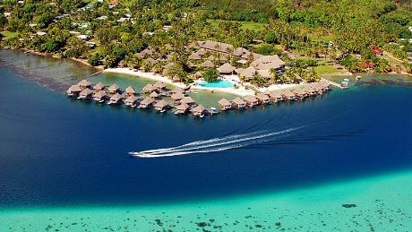 På Thaiti’s noe mindre naboøy, Moorea, ligger Moorea Pearl Resort & Spa, fint omkranset av naturskjønne palmeomgivelser. Hotellet består av 92 rom, i tillegg til bungalower. Disse er innredet i mørke tremøbler og med tradisjonelle handlagde gulvtepper fra Tahiti.