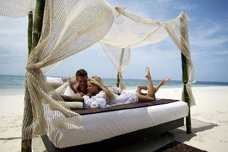 Sandals Royal Bahamian Spa Resort & Offshore Island er et æreverdig luksushotell i øystaten Bahamas. Det velkjente femstjerners hotellet ligger direkte på stranden. Fra stranden er hotellets ti restauranter og åtte barer lett tilgjengelige.