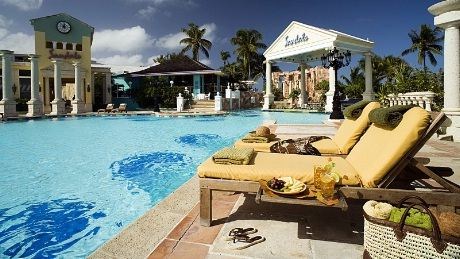Sandals Royal Bahamian Spa Resort & Offshore Island har restauranter som tilfredstiller de flestes ganer. Det være seg orientalsk, italiensk eller det franske kjøkken, her går man ikke med magen tom