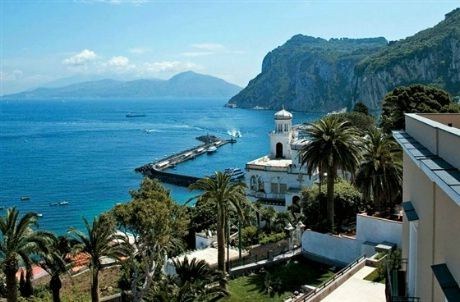 Hotel Villa Marina på den idylliske Italienske øyen Capri ønsker sine nygifte velkomne til sine romantiske omgivelser. Bak den  elegante fasaden som har sin opprinnelse helt tilbake til begynnelsen av det 20 århundre, møter de gjestene med 21 moderne utrustet og innredet dobbeltrom og suiter. Marmorgulv, stilfulle møbler og fin belysning gir et unikt preg til rommene.