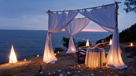 For de forelskede tilbyr Hotel Banyan Tree Seychelles en spesiell “Moonlight Dinner” på en avsidesliggende paviliong, samt en katamaran-tur “Discover the blue” med massasje for to. De nygifte burde også ta seg en “Champagne on the Rocks”:  Etter en liten tur oppover, blir gjestene  møtt av en butler som serverer champange, slik turtelduene kan nyte den magiske solnedgangen i  Seychellene. 