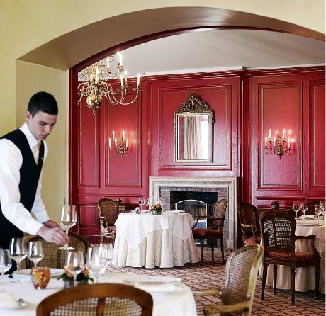 En optimal slutt på dagen er å spise på restauranten “Le Saint-Martin”. Den ledes av kokken Yannick Franques og  har blitt utnevnt to Michelin-stjerner