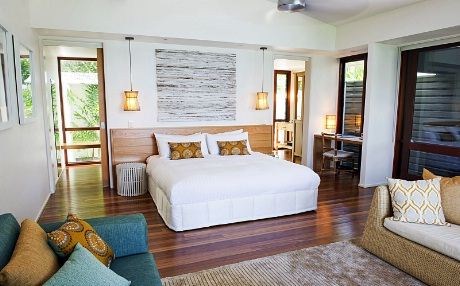 Lizard Island Resort består av 40 elegant innredede villaer, i mørke farger, som til eksempel beige, gul og creme. De store vinduene slipper inn mye lys, og skaper en åpen atmosfære i  rommene.