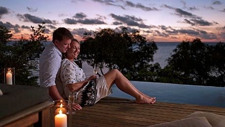 En must-do for alle som tilbringer hvetebrødsdagene sine på Lizard Island Resort er “Beach-Dining”, hvor man får servert en syvretters middag servert i de mest tenkelige romantiske omgivelsene. Et uforglemmelig øyeblikk for “the honeymooners” er en båttur med et glass champagne i solnedgangen. 