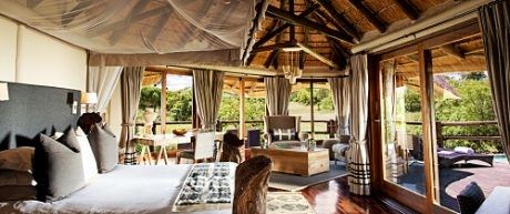 Eieren av det lukseriøse Ulusaba Private Game Reserve er den utadvendte  eventyreren Sir. Richard Branson. Han har selv valgt ut og designet de ekslusive rommene etter sin egen smak. Dyrt mørkt møblement, afrikanske kunstverk blandet med moderne stil element gjør dette hotellet til en smeltediger i jungelen av det nye, og det gamle og tradisjonelle Afrika.  