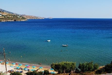 Hotell Perrakis ligger på Andros i Kykladene. Andros er den største øyen i Egeerhavet og er for de fleste av oss en en ukjent perle.