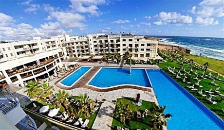 Hotell Capital Coast Resort & Spa. Hotellet kan friste med fabelaktig beliggenhet ved stranden utenfor den romantiske byen Paphos på Kypros, den greske kjærlighetsgudinnen Afrodites’ øy.