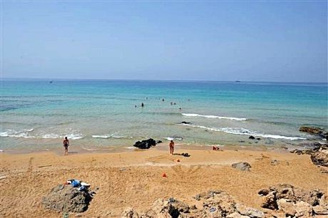 Hotell Capital Coast Resort & Spa tilbyr også dykking for den som ønsker å utforske havets bunn. Her kan du søke etetr forklaringen om hvorfor Venus valgte akkurat denne beliggenheten for Kypros.