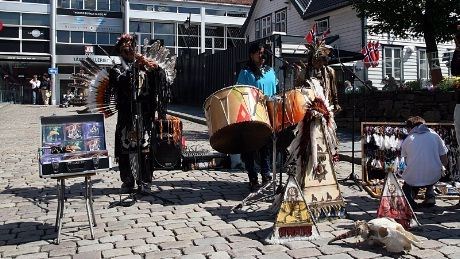Indianere bidro med musikk utenfor Hansenhjørnet